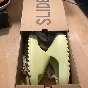 Yeezy Slide Glow Green